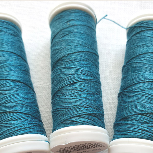 nici lniane turkusowe, turquoise linen threads.