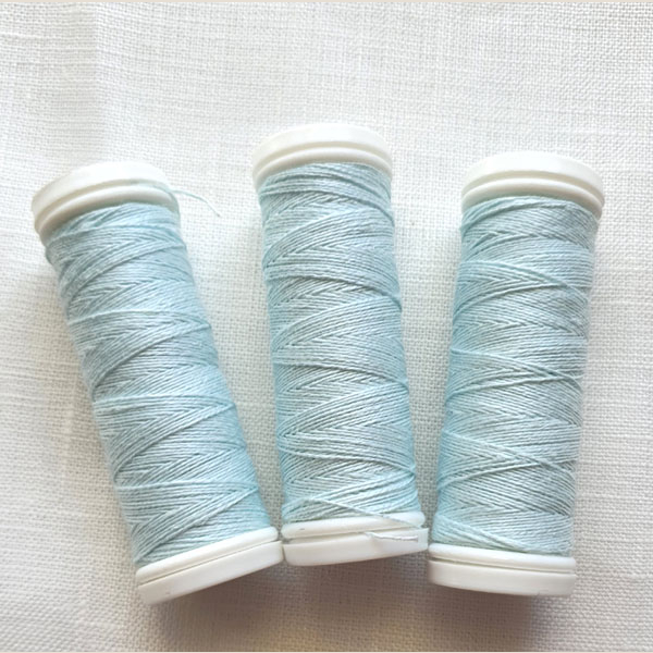 nici lniane błękitne, light blue linen threads.